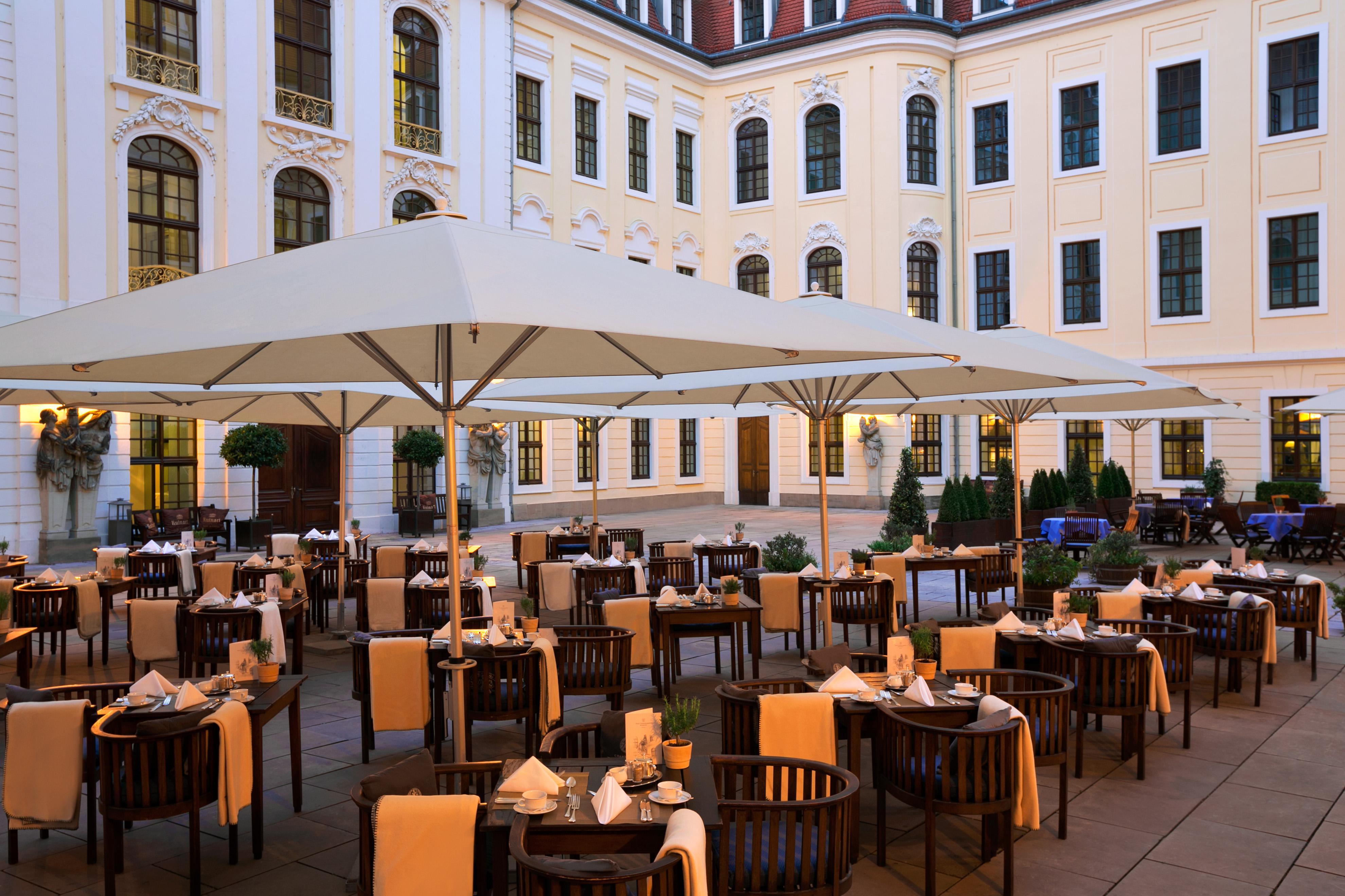 Hotel Taschenbergpalais Kempinski Dresden Buitenkant foto The restaurant in the courtyard of the Hotel Bayerischer Platz